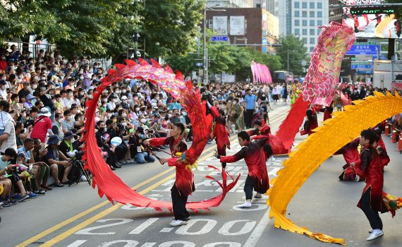 [대구=뉴시스] 이무열 기자 = 2022 파워풀 대구 페스티벌 축제가 열린 9일 오후 대구 중구 동인동 국채보상로 일대에서 축제의 하이라이트인 거리퍼레이드가 펼쳐지고 있다. 이번 파워풀 대구 페스티벌은 코로나19 여파로 3년 만에 다시 열렸다. 2022.07.09. lmy@newsis.com