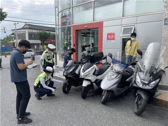 전북 익산경찰서가 최근 이륜차 운행 증가에 따른 민원을 해결하기 위해 특별 단속에 나섰다.(익산경찰서 제공)2022.7.12./© 뉴스1