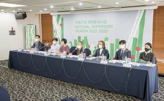 12일 서울 프레스센터에서 열린 '2022 2023 국립극장 레퍼토리시즌' 기자간담회에서 참석자들이 이번 시즌 작품에 대해 설명하고 있다.