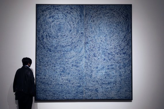 2020년 서울 종로구 갤러리 현대에서 열린 '갤러리현대 50주년 전시 간담회'에서 참석자들이 김환기 화백의 '우주'를 관람 중인 모습. 2020.4.21/뉴스1 © News1 송원영 기자