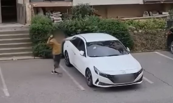 [서울=뉴시스]술에 취한 A씨가 B씨의 차량을 망치로 내리치고 있다. 사진 유튜브 채널 한문철 TV *재판매 및 DB 금지