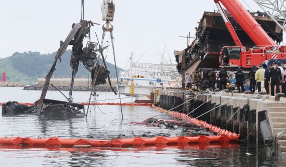 제주도는 8월 말까지 도내 항·포구 계류어선을 대상으로 선내 소방시설 등을 점검한다고 12일 밝혔다. 이날 오전 제주시 한림항에서 지난 7일 화재로 전소된 어선 A호(29톤·근해채낚기·한림선적) 인양 작업이 진행되고 있다. 2022.7.12/뉴스1 © News1 오현지 기자