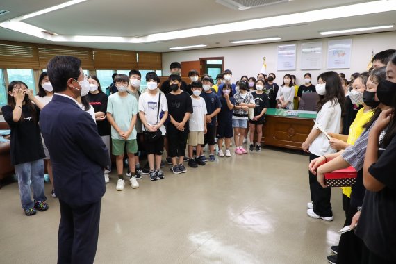 전남 광양시청에서 11일 정인화 광양시장을 만나 손편지 전달하는 성황초등학교 6학년 학생들. 광양시 제공 *재판매 및 DB 금지