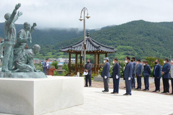 지난해 열린 소안항일운동기념 추모제 참배 장면. © News1