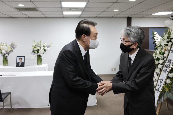 윤석열 대통령이 12일 서울 종로구 일본대사관 공보문화원에 마련된 고 아베 신조 전 일본 총리 분향소를 찾아 조문한 후 아이보시 고이치 주한일본대사와 대화하고 있다. (사진=대통령실 제공) /사진=뉴시스화상