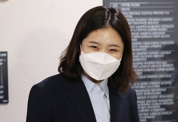 박지현 전 더불어민주당 비상대책위원장이 11일 오후 경기 수원시 영통구 경기도청 도지사 집무실에서 김동연 경기도지사와 비공개 회동을 마친 후 취재진의 질문에 답하고 있다. (공동취재) 2022.7.11/뉴스1 © News1 김영운 기자