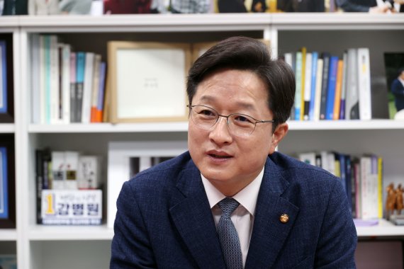 강병원 더불어민주당 의원이 12일 서울 여의도 국회 의원회관에서 파이낸셜뉴스와 인터뷰를 갖고 현안에 답하고 있다. 사진=서동일 기자