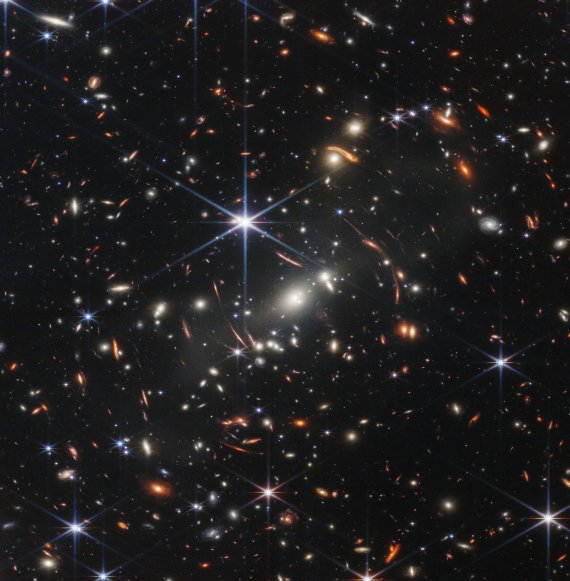 제임스웹 망원경이 보내온 '풀컬러 우주'. 미국 항공우주국(NASA)의 차세대 우주망원경 제임스웹 우주망원경(JWST)이 찍은 첫번째 풀컬러 우주 사진이 11일(현지시간) 공개됐다. 공개된 사진은 지구로부터 46억광년 떨어진 'SMACS 0723' 은하단을 촬영한 것으로, 이 은하단은 이보다 멀리 떨어진 천체의 빛을 확대해 휘게 하는 '중력렌즈' 역할을 한다. 사진에는 138억년 전 빅뱅 이후 8억년 뒤인 130억년 전에 만들어진 초기우주 천체의 빛도 관찰됐다. 전문가들은 웹망원경이 본격 가동되면 초기 우주의 비밀을 풀고 외계생명 
