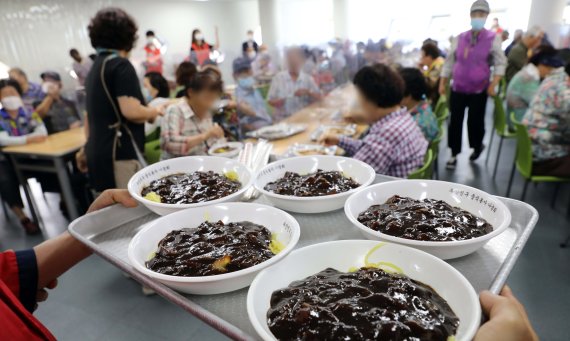 [부산=뉴시스] 하경민 기자 = 초복을 나흘 앞둔 12일 부산 부산진구 다사랑복합문화예술회관 식당에서 부산진구 중식봉사협회 소속 회원들이 지역 어르신 800명에게 자장면을 대접하고 있다. 2022.07.12. yulnetphoto@newsis.com