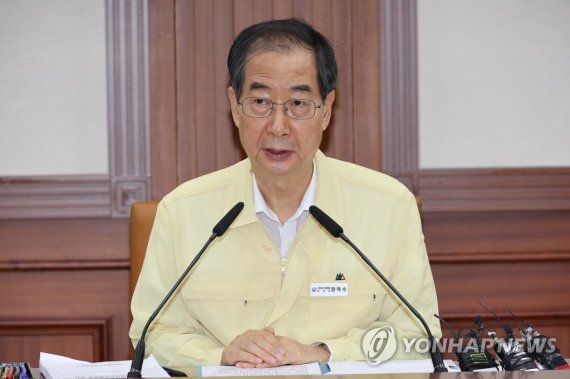 한덕수 국무총리가 13일 정부서울청사에서 열린 코로나19 대응 중앙재난안전대책본부 회의를 주재하고 있다. 연합