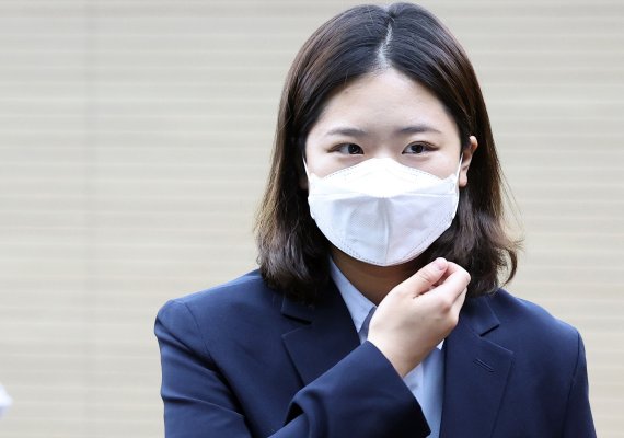 [수원=뉴시스] 김종택기자 = 박지현 전 더불어민주당 비상대책위원장이 지난 11일 오후 경기도 수원시 영통구 경기도청을 방문해 김동연 경기지사와 비공개 면담을 위해 대기하고 있다. 2022.07.11. jtk@newsis.com /사진=뉴시스