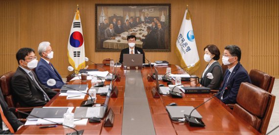 [서울=뉴시스] 사진공동취재단 = 이창용(가운데) 한국은행 총재가 13일 서울 중구 한국은행에서 열린 금융통화위원회 본회의에 참석하고 있다. 2022.07.13. photo@newsis.com