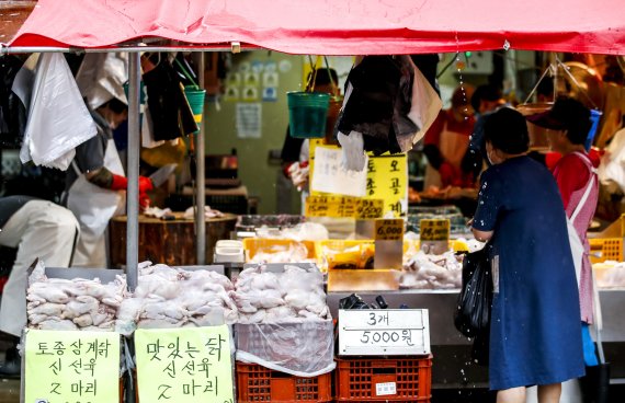 [서울=뉴시스] 정병혁 기자 = 13일 오전 서울 동대문구 청량리종합시장을 찾은 시민들이 장을 보고 있다. 소비자물가가 6%대로 치솟으면서 과감한 금리인상 필요성이 커지고 있다. 한국은행 금융통화위원회는 이날 통화정책방향회의를 열고 기준금리를 현재 1.75%에서 2.25%로 0.50%포인트 인상했다. 2022.07.13. jhope@newsis.com