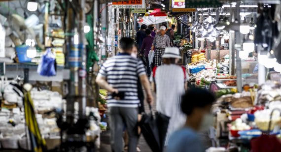 [서울=뉴시스] 정병혁 기자 = 13일 오전 서울 동대문구 청량리종합시장을 찾은 시민들이 장을 보고 있다. 소비자물가가 6%대로 치솟으면서 과감한 금리인상 필요성이 커지고 있다. 한국은행 금융통화위원회는 이날 통화정책방향회의를 열고 기준금리를 현재 1.75%에서 2.25%로 0.50%포인트 인상했다. 2022.07.13. jhope@newsis.com