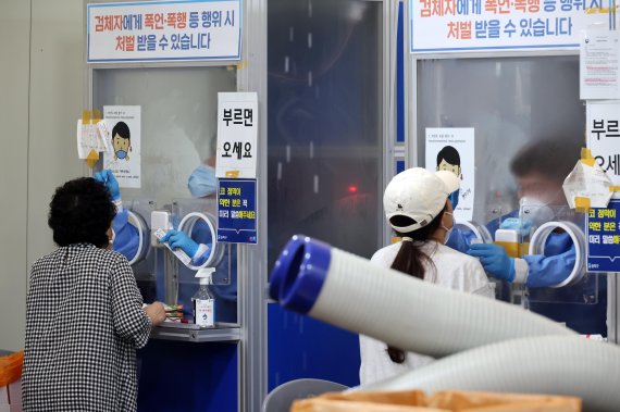 송파구보건소를 찾은 시민들이 검사를 받고 있다. 사진=박범준 기자