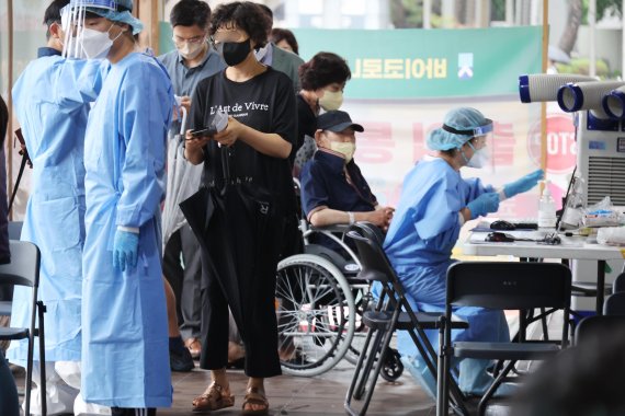 시민들이 송파구보건소에서 코로나검사 대기를 하고 있다. 사진=박범준 기자