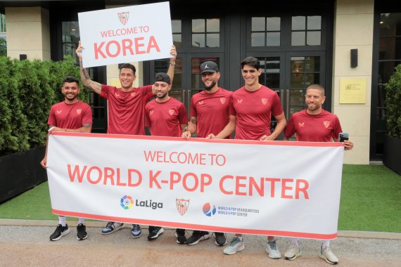 프리시즌 한국 투어에 나선 세비야FC 선수들이 12일 서울 중구 월드 케이팝 센터를 방문해 기념촬영을 하고 있다. 세비야는 16일 오후 8시 수원월드컵경기장에서 토트넘 홋스퍼를 상대로 친선 경기를 치른다. 2022.7.12/뉴스1 © News1 조태형 기자