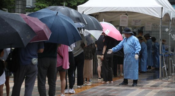 13일 오후 서울 서초구보건소 코로나19 선별진료소를 찾은 시민들이 검사를 위해 대기하고 있다. 사진=박범준 기자