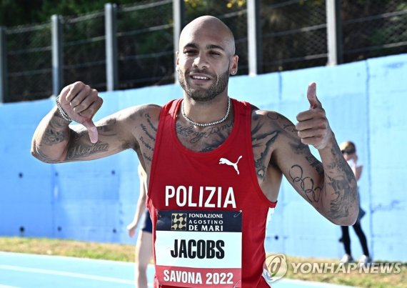 도쿄올림픽 2관왕 제이컵스 epa09955657 Tokyo 2020 olympic 100m champion and world record holder Marcell Jacobs of Italy celebrates winning the 100m of the Savona athletics meeting in Savona, Italy, 18 May 2022. EPA/LUCA ZENNARO