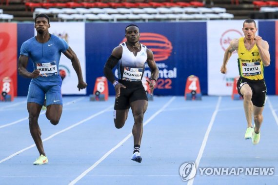 아프리카 최고 스프린터 오만얄라(가운데) epa09932318 Kenya's Ferdinand Omanyala (C) is on his way to win the men's 100m race during the Kip Keino Classic, part of the World Athletics Continental Tour Gold 2022, at the Kasarani stadium in Nairobi, Kenya, 07 May 2022. Omanyala won ahead of Fred Kerley (L) of the USA an