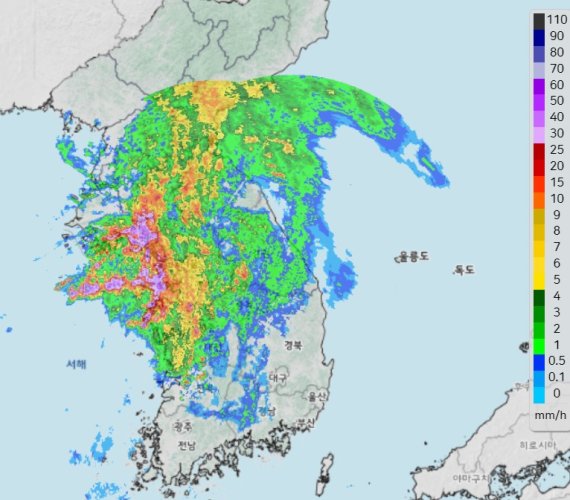 13일 오후 1시20분 기상청의 강수 초단기 예측을 보면 서울 등 수도권 전역에 많은 양의 비가 쏟아질 것으로 예보돼 있다. 일부 지역엔 시간당 50~60㎜에 해당하는 보라색으로 나타나 있는 것도 파악된다. 2022.7.13/뉴스1 © News1 황덕현 기자