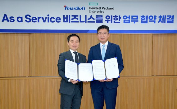 티맥스소프트 이형배 대표이사(오른쪽)와 한국 HPE 김영채 대표이사가 '서비스형' 비즈니스를 위한 업무 협약식을 체결한 뒤 기념촬영을 하고 있다. 티맥스소프트 제공