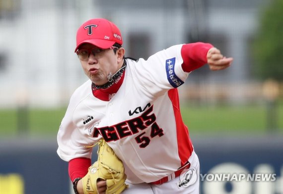 투구하는 양현종 투구하는 양현종 (광주=연합뉴스) 조남수 기자 = 6일 광주기아챔피언스필드에서 열린 프로야구 2022 KBO리그 kt wiz와 KIA 타이거즈의 경기에서 KIA 선발투수 양현종이 1회에 투구하고 있다. 2022.7.6 iso64@yna.co.kr (끝)