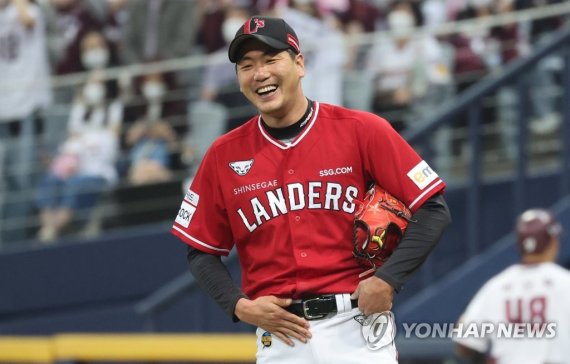 김광현의 여유 김광현의 여유 (서울=연합뉴스) 한상균 기자 = 8일 고척스카이돔 프로야구 SSG-키움 3회말 1사. 키움 박찬혁을 2루 뜬 공으로 처리한 김광현이 미소를 보이고 있다. 2022.5.8 xyz@yna.co.kr (끝)