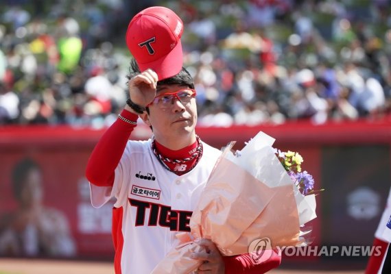 양현종, 타이거즈 소속 최다 탈삼진 신기록 양현종, 타이거즈 소속 최다탈삼진 신기록 (광주=연합뉴스) 조남수 기자 = 1일 광주기아챔피언스필드에서 열린 프로야구 2022 KBO리그 삼성 라이온즈와 KIA 타이거즈의 경기에서 2회초 삼성 선두 4번타자 강민호를 삼진으로 잡으며 통산 1,703개 탈삼진으로 타이거즈 소속 최다탈삼진 기록을 세운 KIA 선발투수 양현종이 2회초를 마친 뒤 꽃다발을 받고 관중들에게 인사하고 있다. 2022.5.1 iso64@yna.co.kr (끝)