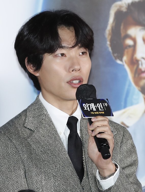 배우 류준열이 13일 오후 서울 용산CGV에서 열린 영화 ‘외계+인’ 1부 언론시사회 및 기자간담회에서 인사말을 하고 있다. ‘외계+인’(감독 최동훈) 1부는 고려 말 소문 속의 신검을 차지하려는 도사들과 2022년 인간의 몸속에 갇힌 외계인 죄수를 쫓는 이들 사이에 시간의 문이 열리며 펼쳐지는 이야기를 그린 작품이다. 2022.7.13/뉴스1 © News1 권현진 기자