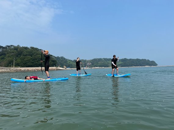 인천시와 인천관광공사는 인천 섬만의 차별화된 프로그램과 음식을 즐길 수 있어 지난 해 높은 만족도를 보였던 섬 여행상품 ‘인천 섬 도도(島島)하게 살아보기’를 올해도 출시한다. 사진은 패들보드 체험 모습.