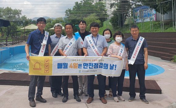 계룡시는 충남도와 합동으로 이달 말 개장을 앞둔 두계천 물놀이장 안전점검에 나섰다. © 뉴스1