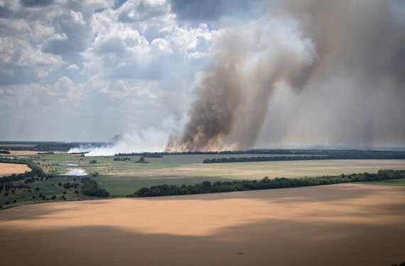 전선에 인접한 우크라이나의 드니프로페트로우스크 밀 경작지에서 지난 4일(현지시간) 러시아와 우크라이나 군의 교전 속에 불이 나면서 연기가 하늘을 뒤덮고 있다. AP연합