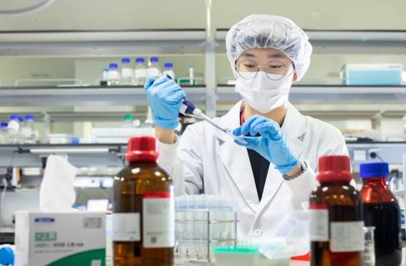 SK바이오사이언스 연구원이 백신 개발을 위해 연구·개발(R&D)를 진행하고 있다. SK바이오사이언스 제공