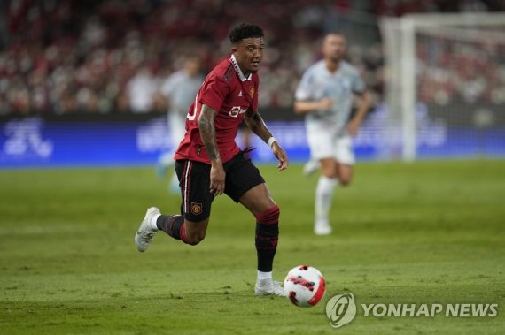 공을 몰고 가는 맨체스터 유나이티드의 제이든 산초 Manchester United's Jadon Sancho controls the ball during their pre-season soccer match at Rajamangala national stadium in Bangkok, Tuesday, July 12, 2022. Manchester United beat Liverpool 4-0.(AP Photo/Sakchai Lalit)