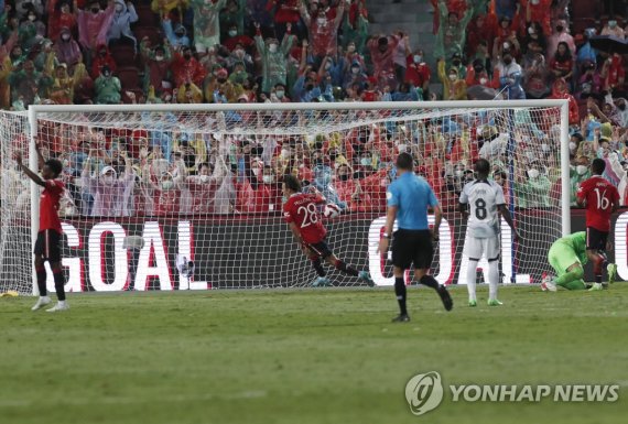 네 번째 골을 넣는 맨체스터 유나이니트의 파쿤도 펠리스트리 epa10067059 Manchester United's Facundo Pellistri (C) scores the 4-0 during the 'The Match Bangkok Century Cup 2022' pre-season soccer match between Liverpool FC and Manchester United at Rajamangala National Stadium in Bangkok, Thailand, 12 July 2022. EPA/RUNGROJ YON