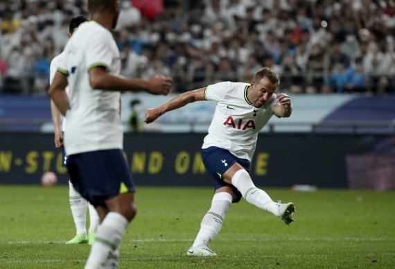 [서울=뉴시스] 정병혁 기자 = 13일 서울 마포구 서울월드컵경기장에서 열린 쿠팡플레이시리즈 1차전 팀 K리그와 토트넘 홋스퍼의 경기, 토트넘 해리 케인이 프리킥을 차고 있다. 2022.07.13. jhope@newsis.com