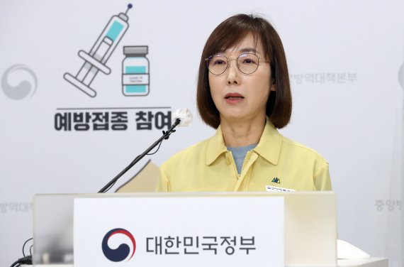 [청주=뉴시스] 강종민 기자 = 백경란 질병관리청장이 지난 13일 오전 충북 청주 질병관리청에서 코로나19 여름철 재유행 대비·대응 방안 등을 발표하고 있다. 2022.07.13. ppkjm@newsis.com