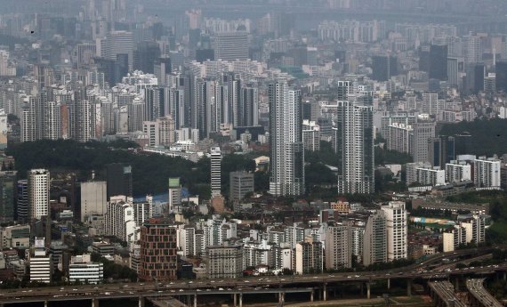 7월 둘째주 서울 전세시장이 보합을 기록했다. 강남·용산이 하락세로 전환한 가운데 마포·영등포·광진·송파는 상승세를 이어갔다.<div id='ad_body2' class='ad_center'></div> 서울 한강변 아파트 단지 모습. /뉴스1