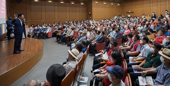 박경귀 아산시장은 12일 호서대 강석규교육관에서 첫 주민간담회를 열었다. (아산시청 제공)© 뉴스1