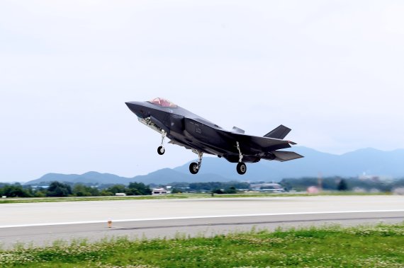 공군은 지난 11일부터 미 공군과 국내 임무 공역에서 F-35A를 포함해 다수의 전투기가 참가하는 연합비행훈련을 하고 있다고 14일 밝혔다. 지난 12일 우리 공군 F-35A가 청주 공군기지 활주로에서 힘차게 이륙하고 있다. 사진=공군 제공