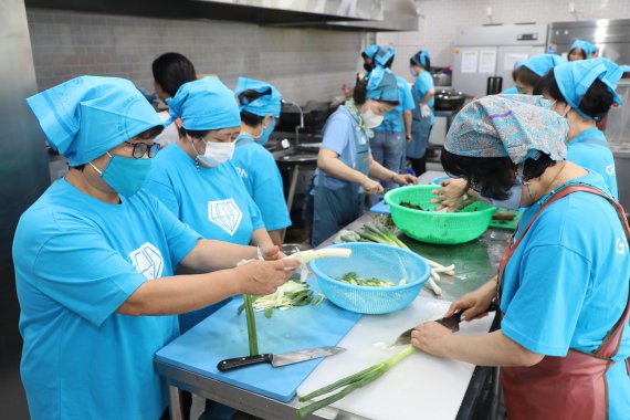 트로트 가수 임영웅의 팬클럽 '영웅시대' 회원들이 13일 오전 부산 서구 부산연탄은행에서 무료 도시락을 만들고 있다.2022.7.13/© 뉴스1 노경민 기자