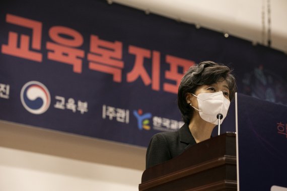 박순애 사회부총리 겸 교육부 장관이 13일 오후 서울 여의도 국회 의원회관에서 열린 학생성장통합지원을 위한 교육복지포럼에서 축사하고 있다. (공동취재) 2022.박.13/뉴스1 © News1 이재명 기자