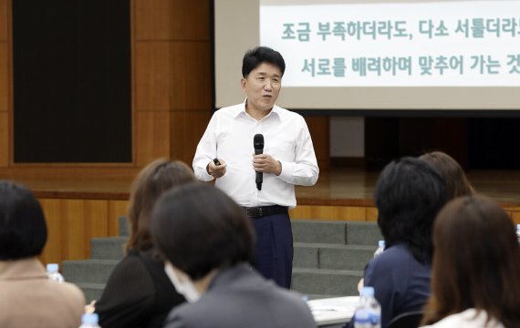 함영주 하나금융그룹 회장이 14일 '하나 웨이브스 2기' 출범식에 참석해 선발된 여성 리더들을 격려하며 소통하는 시간을 갖고 있다. 하나금융그룹 제공