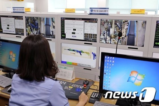 인천본부세관 특송물류센터가 총기 및 폭발물 등 안보위해물품의 적발능력 향상을 위한 대테러 모의훈련을 하는 모습. © 뉴스1