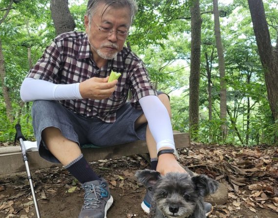 [서울=뉴시스] 문재인 전 대통령이 13일 인스타그램을 통해 영축산 산행 모습을 공개했다. (사진=문재인 전 대통령 인스타그램 캡처) 2022.07.14. photo@newsis.com *재판매 및 DB 금지 /사진=뉴시스