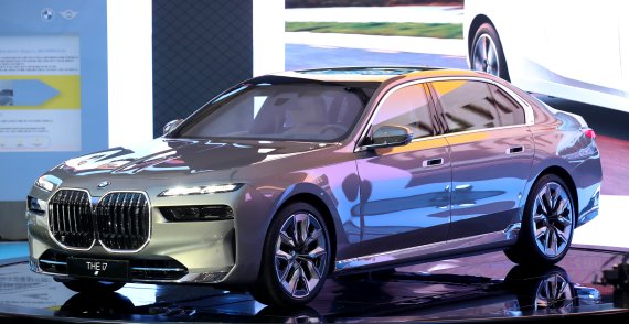 지난 7월 '2022부산국제모터쇼' 에서 BMW코리아가 공개한 플래그십 전기차 i7. 사진=뉴스1