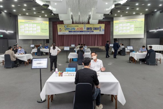 ▲부산상의가 14일 부산상의 상의홀에서 개최한 '구인·구직 잡 매칭데이'에서 기업 담당자와 구직자가 현장 면접을 하고 있다. /사진=부산상공회의소