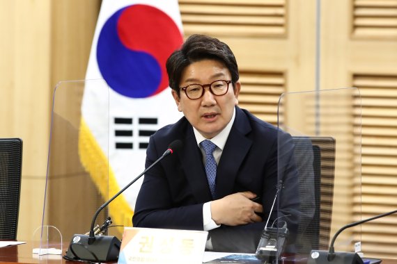 [서울=뉴시스] 고범준 기자 = 국민의힘 권성동 당대표 직무대행 겸 원내대표가 14일 서울 여의도 국회 의원회관에서 열린 '통신요금 다양화와 소비자권익 증진' 긴급토론회에 참석해 인사말을 하고 있다. (공동취재사진) 2022.07.14. photo@newsis.com <저작권자ⓒ 공감언론 뉴시스통신사. 무단전재-재배포 금지.> /사진=뉴시스화상