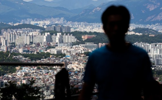 서울 강남구와 서초구에 아파트를 소유한 납세자들이 종합부동산세 부과에 불복해 위헌법률심판 제청을 신청했으나 받아들여지지 않았다. 사진은 14일 서울 남산에서 바라본 시내 아파트 모습. /사진=연합뉴스